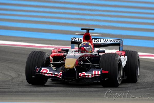 开云体育在线-红牛二队鏖战雷诺车队，汉密尔顿惊艳四座